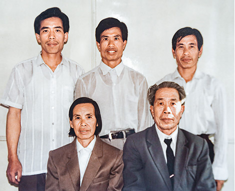 覃德坤一家合影