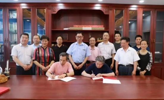 覃迅云教授与黄存增教授签订“中国心”健康合作协议