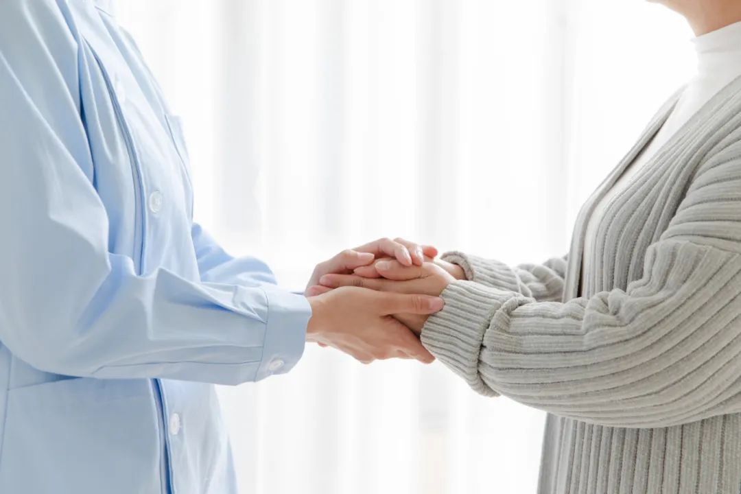 摄图网_501534056_banner_家庭护士和老人握手（企业商用）.jpg