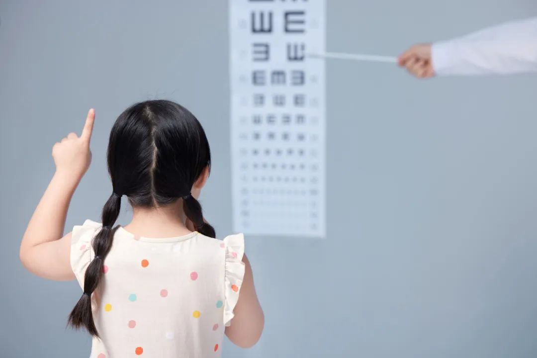 摄图网_507721457_小女孩在医生指导下做视力测试(企业商用).jpg