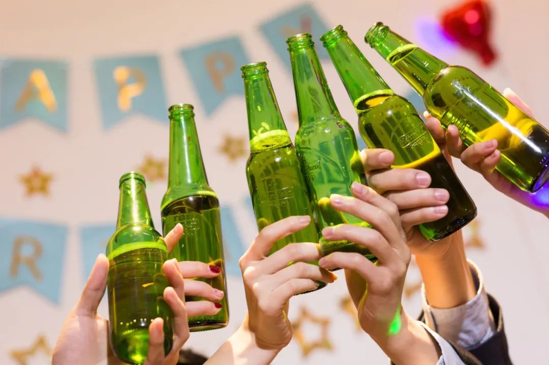摄图网_500758515_聚会生活举杯庆祝喝酒干杯(企业商用).jpg