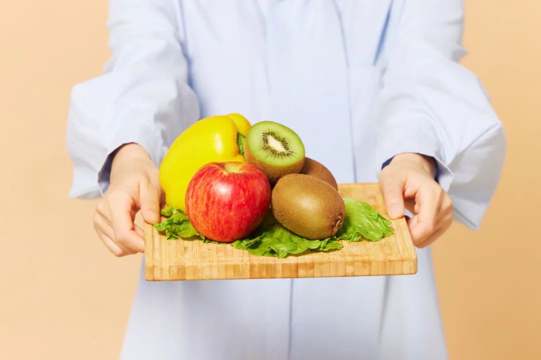摄图网_501766924_banner_女营养师饮食推荐手托水果特写（企业商用）.jpg