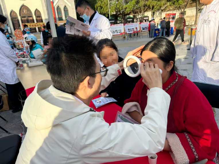 重阳敬老暖人心，瑶医义诊送健康